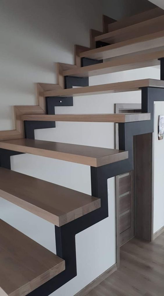 Металлическая лестница с деревяными ступенями