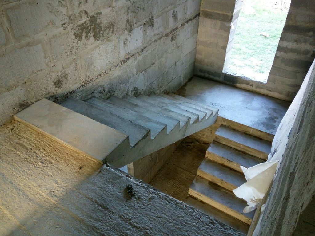 Монолитная лестница П-образная.jpeg