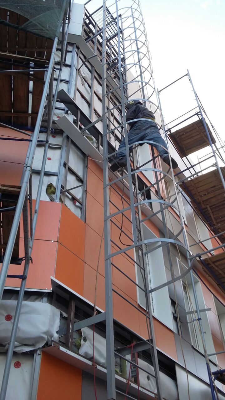 Монтаж вертикальной лестницы