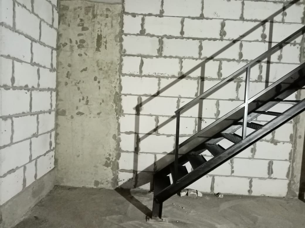 Лестница в офис с рифленными ступенями