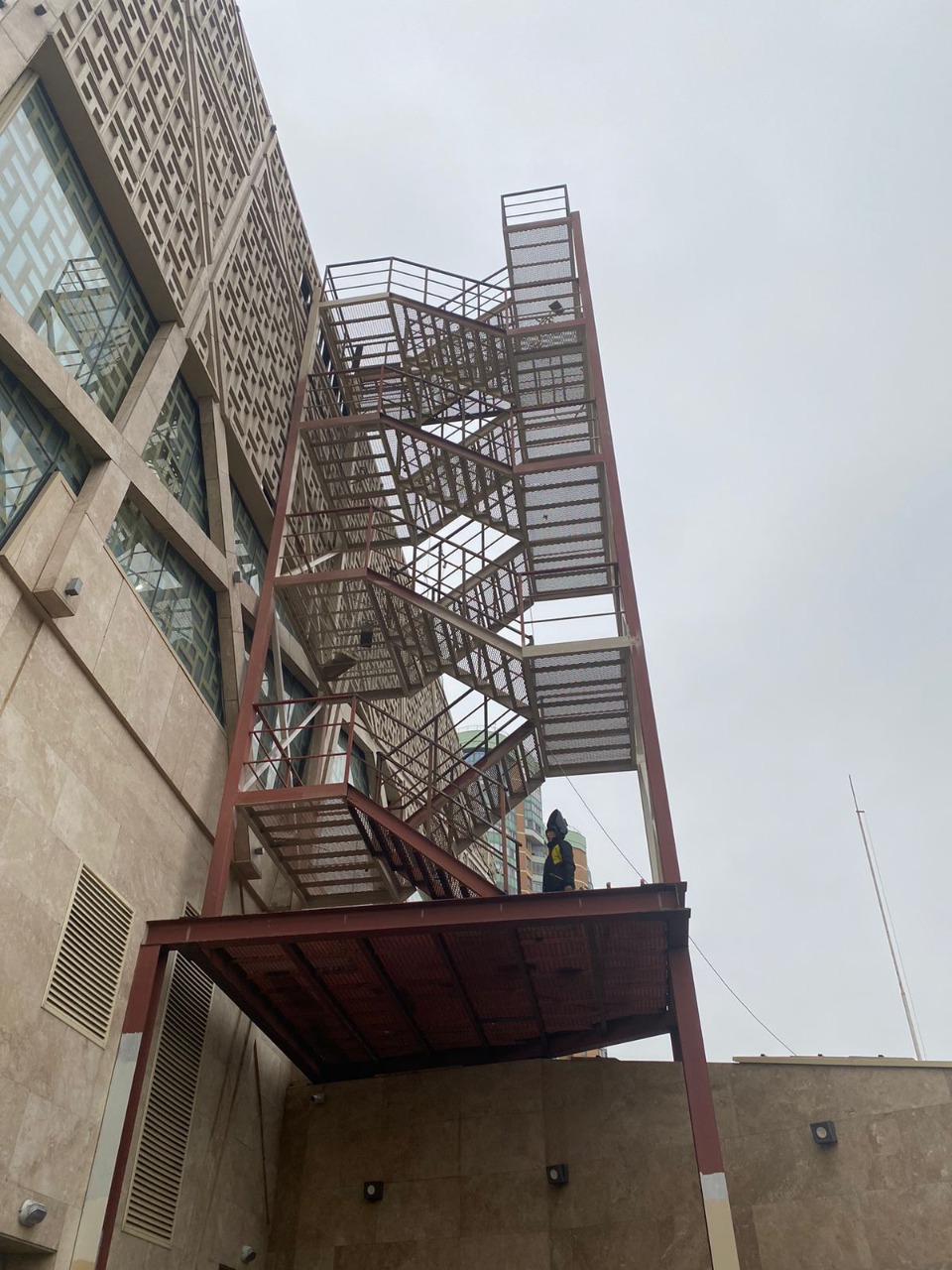 Лестница маршевая эвакуационная с опорной площадкой высотой 17.2м