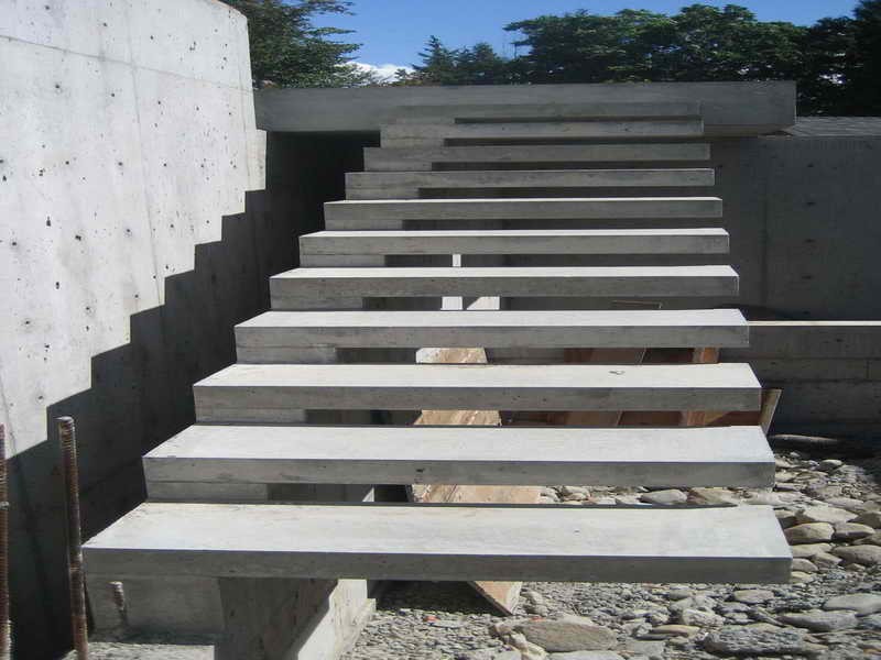 Лестница бетонная на косоуре