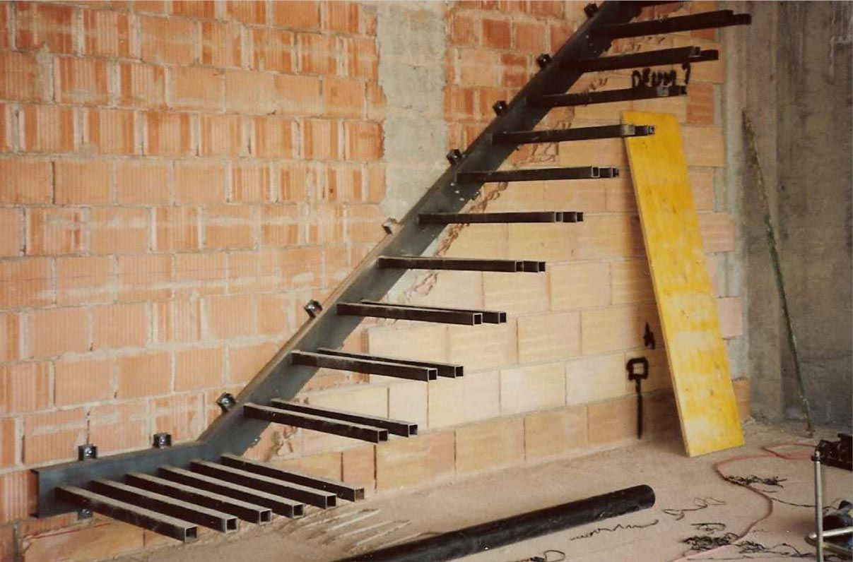 Монтаж консольной лестницы