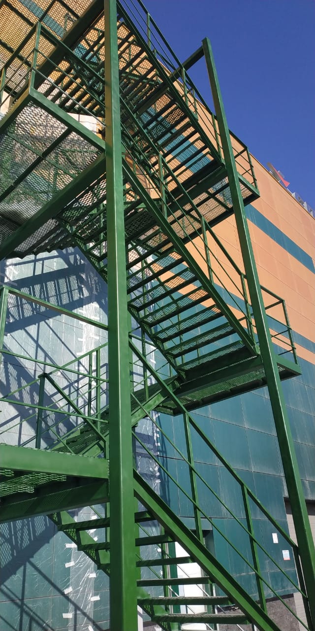 Маршевая эвакуационная лестница высотой 11.7 м