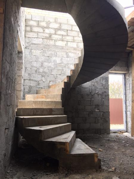 Монолитная винтовая лестница