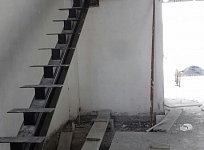 Металлическая лестница на центральном косоуре