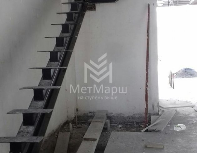 Металлическая лестница на центральном косоуре