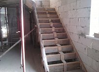 Монолитная лестница в коттедж