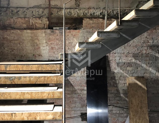Дизайнерская лестница с раскреплением в стены