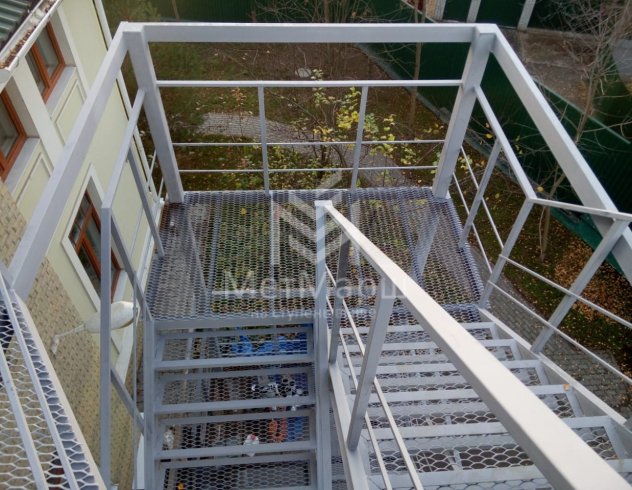 Маршевая лестница в дом престарелых