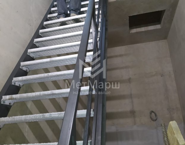 Лестница из металла на чердак