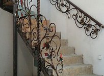 Кованные ограждения лестницы в доме