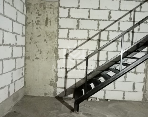 Лестница в офис с рифленными ступенями