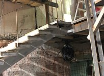 Дизайнерская лестница с раскреплением в стены