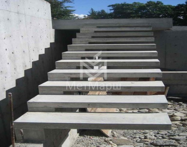 Лестница бетонная на косоуре