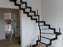 Металлическая лестница с деревяными ступенями